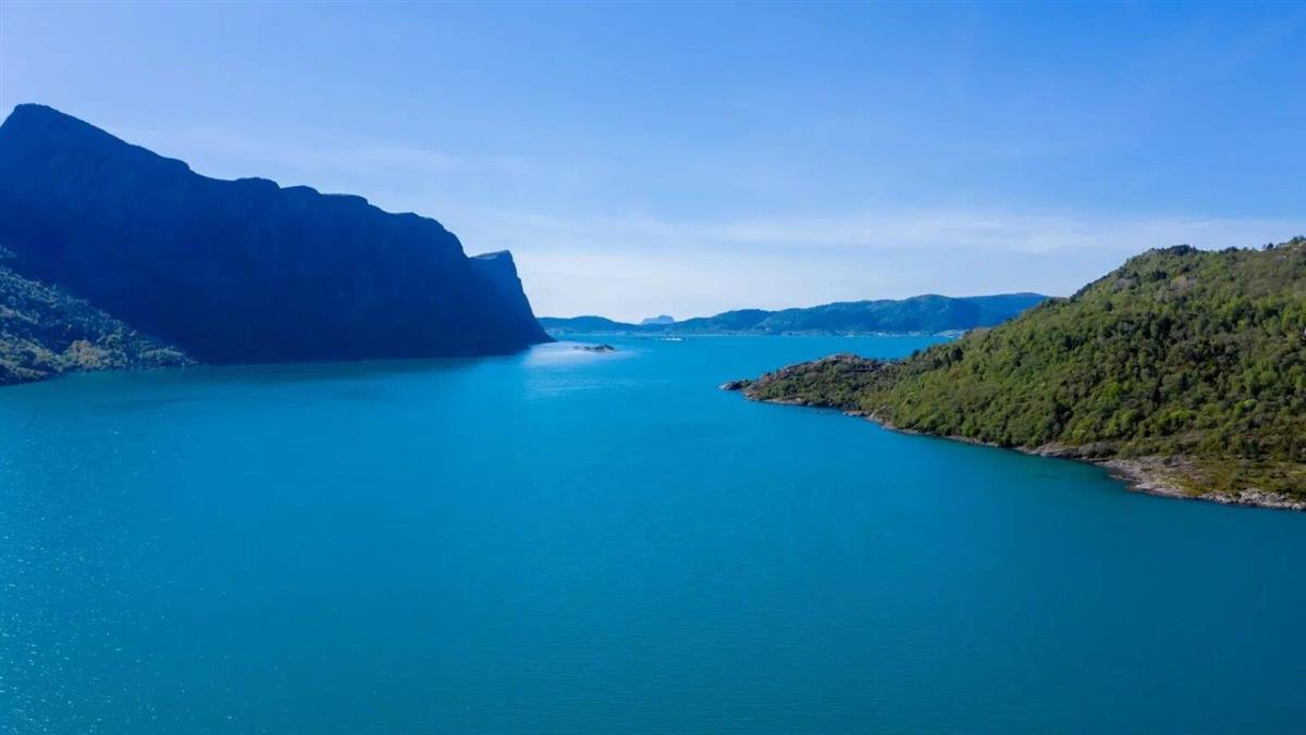 Hyllestadfjorden med blå sjø, Lihesten og blå himmel. - Klikk for stort bilete